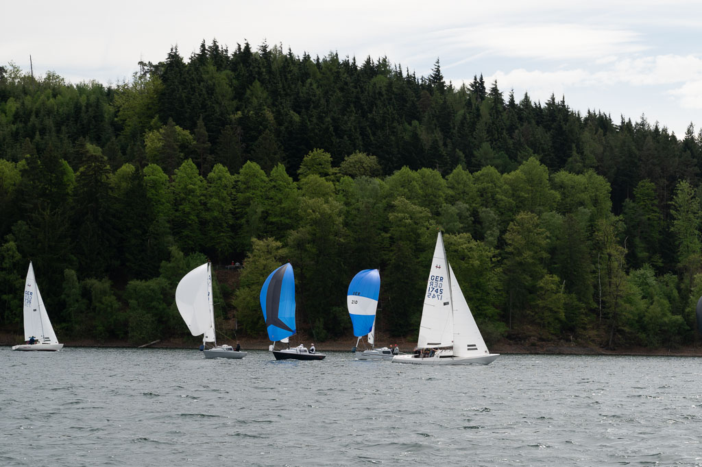 Variantas und H-Boote im Wettkampfmodus auf dem Sorpesee