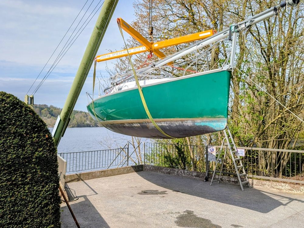Am Kran des S77M hängt jedes Boot sicher